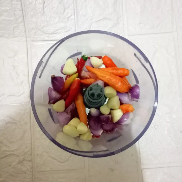 Haluskan cabe, duo bawang, kemiri, jahe untuk bumbu merahnya.