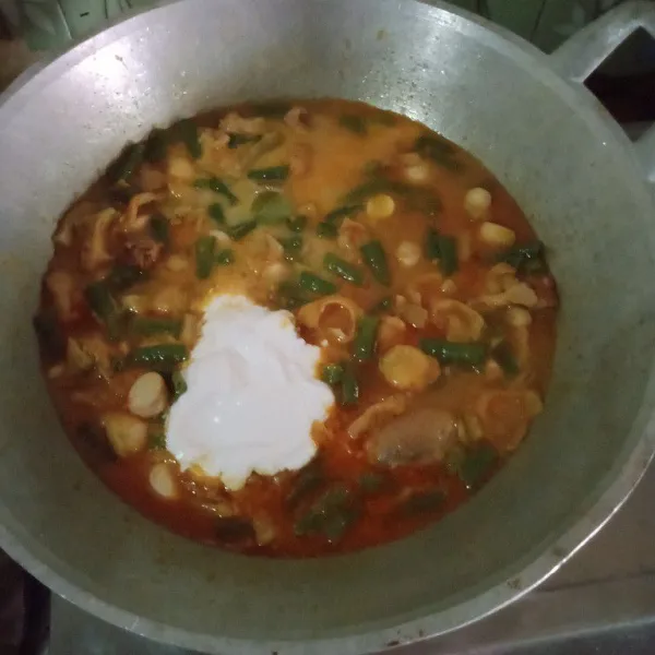Tambahkan air setelah mendidih masukkan santan, gula, garam, kaldu bubuk aduk rata koreksi rasa