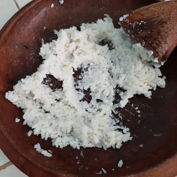 Masukkan nasi, haluskan.