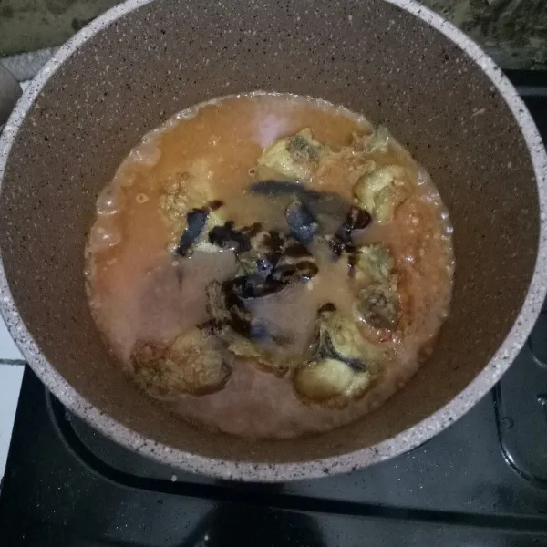 Tambahkan juga kecap manis, gula dan garam. Masak hingga bumbu meresap lalu bisa diangkat dan disajikan ❤️