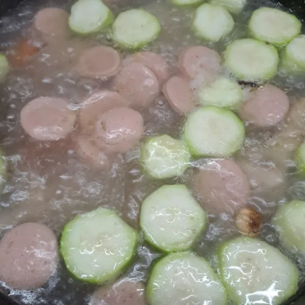 Masukkan sosis dan gambas. Bumbui garam dan kaldu jamur. Aduk rata sambil koreksi rasa sesuai selera.