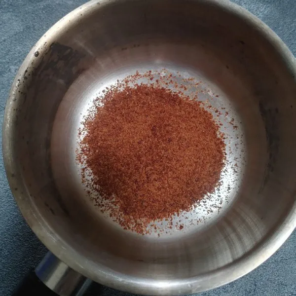 Membuat gula merah karamel : masukkan palm sugar dan air, masak sampai mendidih.