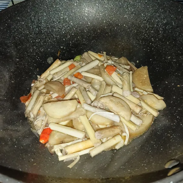 Bumbui dengan garam, lada bubuk, gula pasir dan kaldu jamur. Aduk-aduk dan koreksi rasanya, siap disajikan.