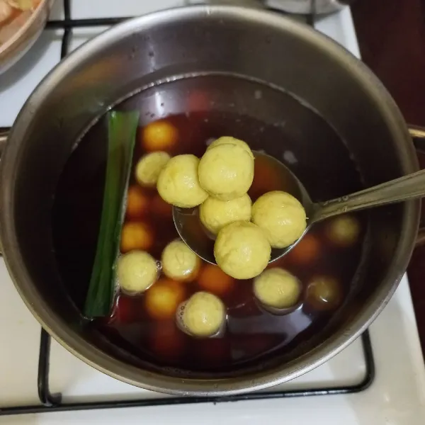 Masukkan bulatan ubi, masak hingga mengapung, beri gula pasir secukupnya, garam dan vanili bubuk lalu aduk perlahan.