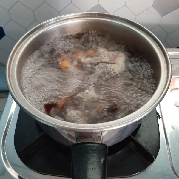 Tambahkan air, biarkan hingga mendidih lalu masukkan wortel.