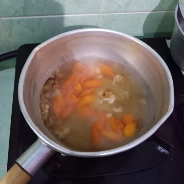 Masukkan wortel dan air, tunggu ½ matang.
