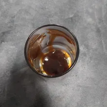 Tuang gula di dasar gelas.