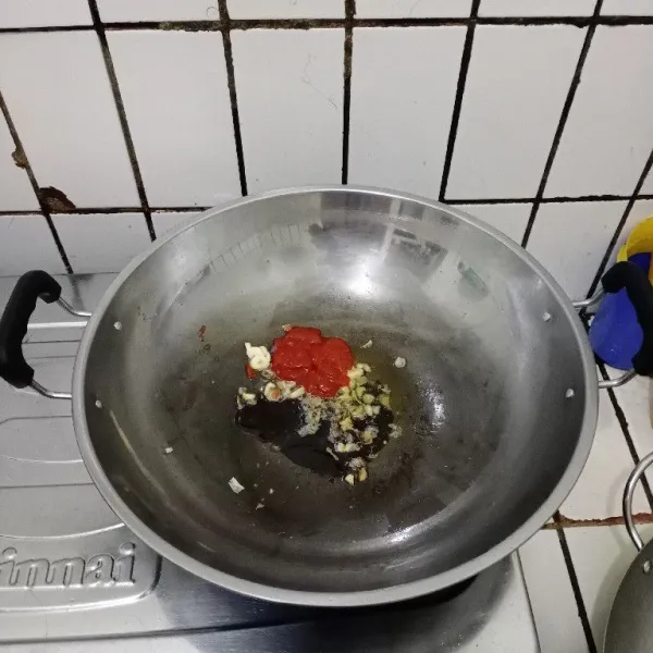 Tambahkan saus sambal, saus tiram, garam, gula, lada, kaldu bubuk & kecap manis. Aduk rata