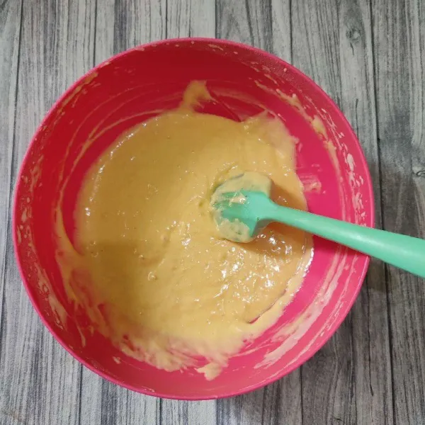 Aduk balik hingga tidak ada margarin yang mengendap di dasar mixing bowl.