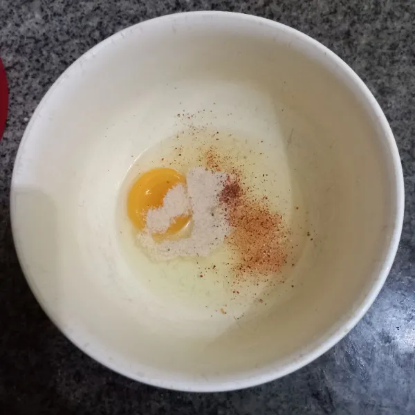 Kocok lepas telur ayam bersama bumbu penyerta mie.