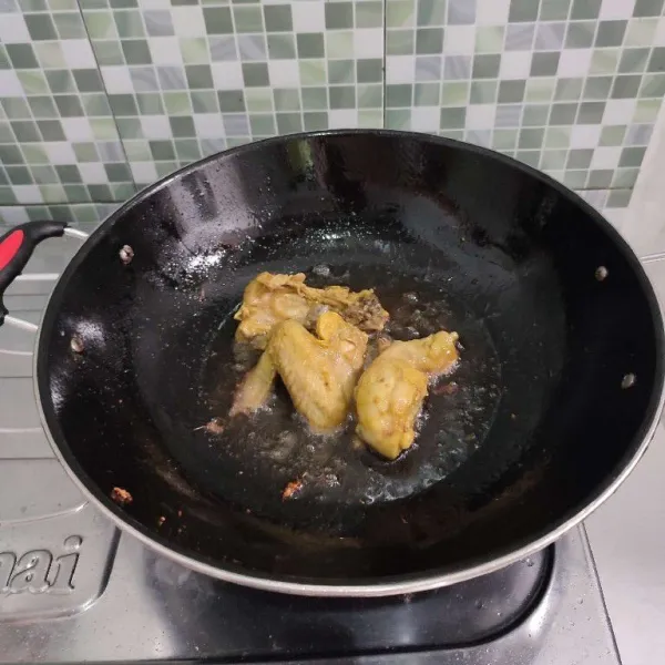 Goreng ayam yang sudah diungkep dalam minyak panas hingga garing, lalu tiriskan.
