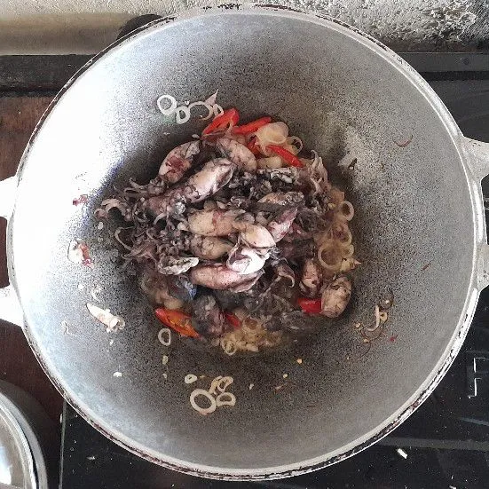 Masukkan cumi yang telah disiapkan tadi. Aduk hingga tercampur merata. Tambahkan garam, gula pasir, dan kaldu jamur. Aduk kembali dan cek rasa.