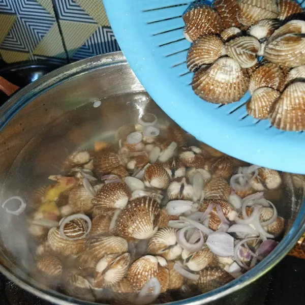 Setelah mendidih masukkan kerang dara.