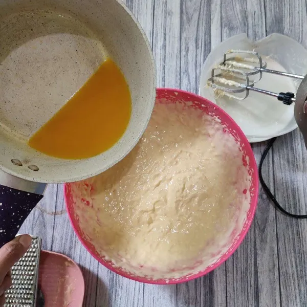 Masukkan margarin leleh secara bertahap, aduk balik dengan spatulla.