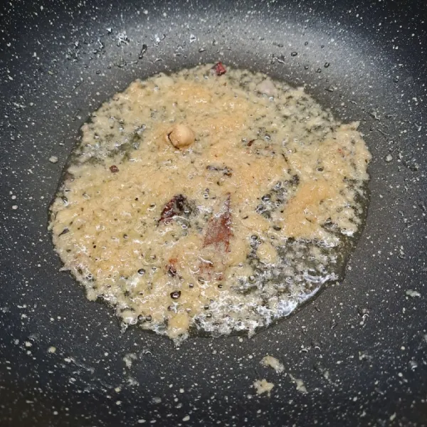Tumis bumbu halus, kapulaga, bunga lawang, cengkeh dan kayu manis sampai harum dan matang.