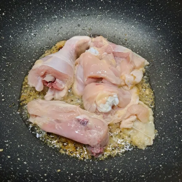 Masukkan ayam, masak sampai berubah warna. Tuang air, masak sampai mendidih.