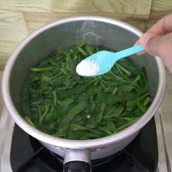 Tambahkan garam. Masak sayur kangkung hingga layu. Angkat kangkung dan siram dengan air dingin kemudian tiriskan.
