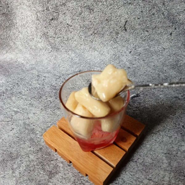 Masukkan tape singkong yang sudah dipotong-potong.