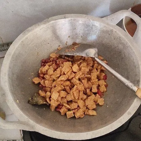 Masukan bahan utamanya tempe goreng dan kacang tanah goreng, aduk secara cepat masak sampai tercampur rata oleh bumhu dan angkat