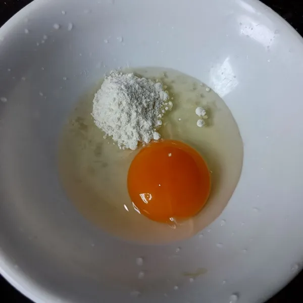 Pecahkan telur dan kocok lepas.
