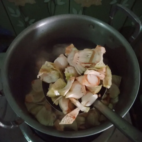 Kupas Kluwih potong potong sisihkan, didihkan air masukkan Kluwih   rebus hingga agak lunak