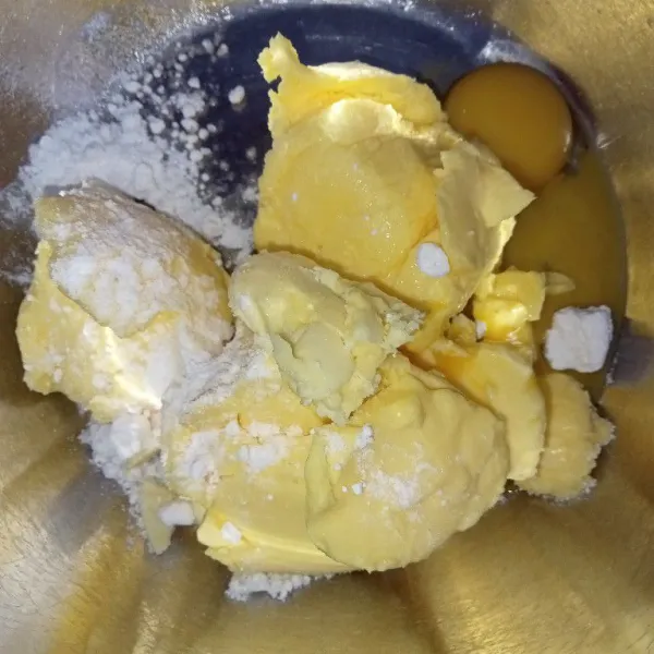 Mixer gula halus, rombutter, dan margarin hingga mengembang dua menit.