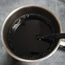 Masukkan air, masak jelly sampai mendidih sambil terus diaduk. Lalu masukkan ke dalam wadah, biarkan set dan dingin.