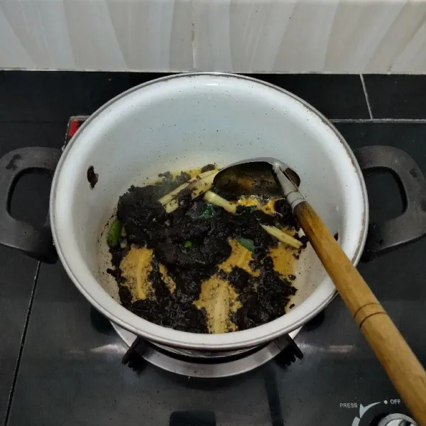 Panaskan minyak sayur. Tumis bumbu halus, serai dan daun jeruk hingga bumbu matang.