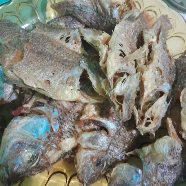 Goreng ikan nila sampai matang