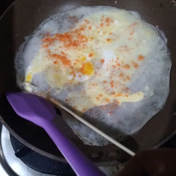 Gulung dgn tusuk sate. Gunakan spatula untuk membantu.