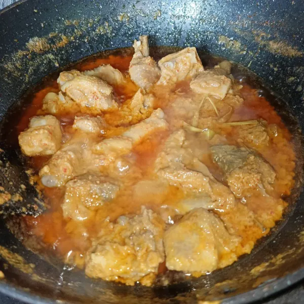 Masak sampai ayam matang dan kuahnya menyusut, koreksi rasanya dan siap disajikan.