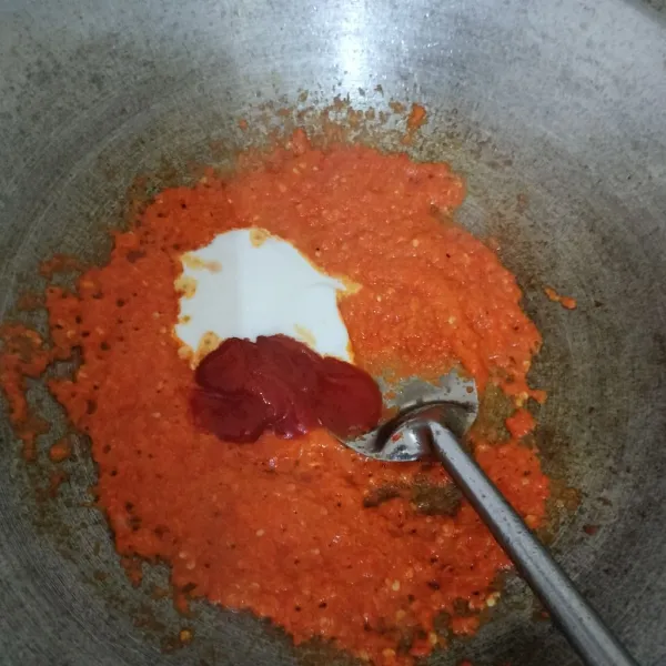 masukkan saus tomat dan santan kental.Aduk rata