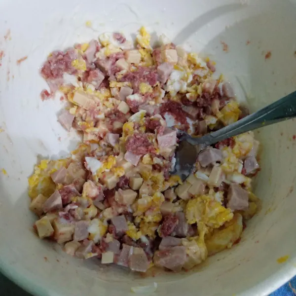 Campur telur orak-arik, kornet, sosis, keju, mayonnaise lalu aduk rata.