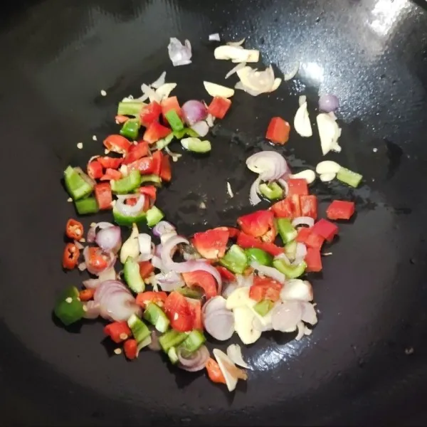 Panaskan minyak, tumis bawang merah, bawang putih lalu masukkan paprika hijau dan paprika merah, aduk rata.