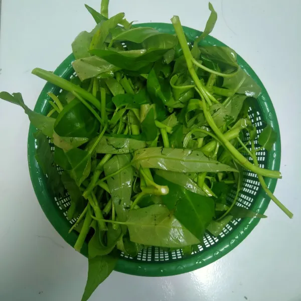 Siapkan kangkung yang sudah dicuci bersih