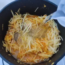 Masukkan pepaya muda serut, aduk rata dengan bumbu. Kemudian tambahkan air, masak sampai pepaya muda matang.