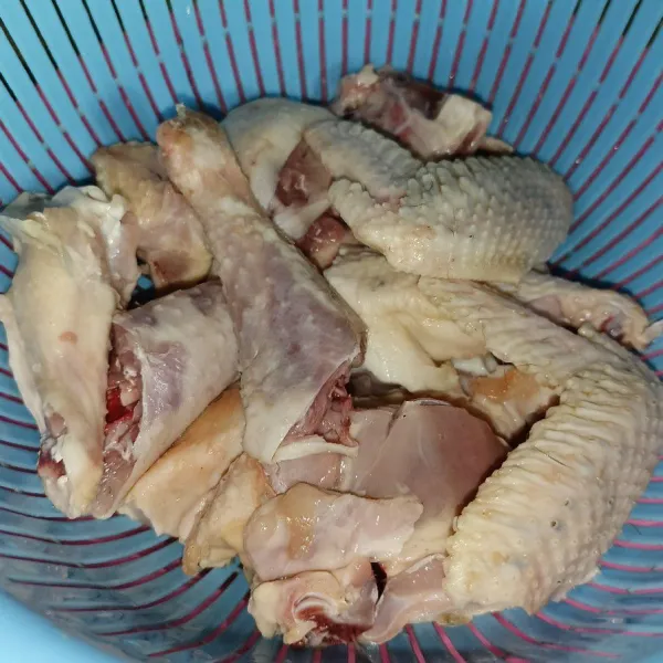Potong-potong ayam sesuai selera, cuci bersih dan tiriskan.