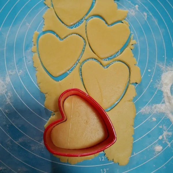 Pipihkan adonan menggunakan rolling pin. Lalu cetak cookies sesuai selera, saya menggunakan cutter bentuk love.