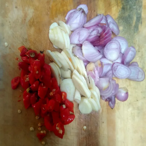Iris bawang merah, bawang putih dan cabe rawit