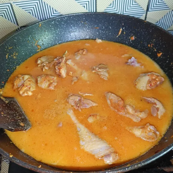 Tuang santan dan bumbui dengan garam, lada bubuk, gula pasir dan kaldu jamur.