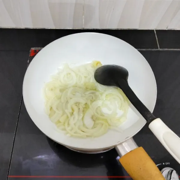 Panaskan minyak sayur. Tumis bawang putih dan bawang bombay hingga harum dan layu.