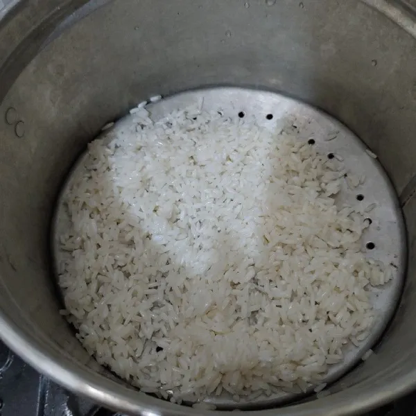 Kukus beras sampai 1/2 matang.