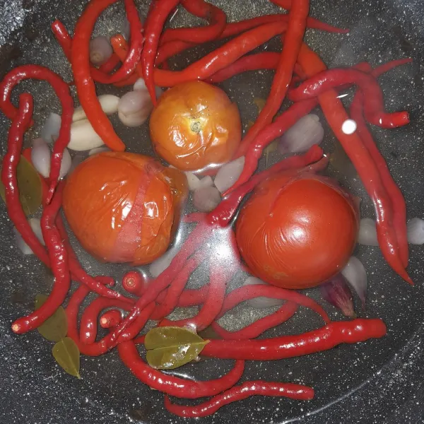 Rebus cabe merah ,tomat,bawang merah,bawang pitih dan daun jeruk