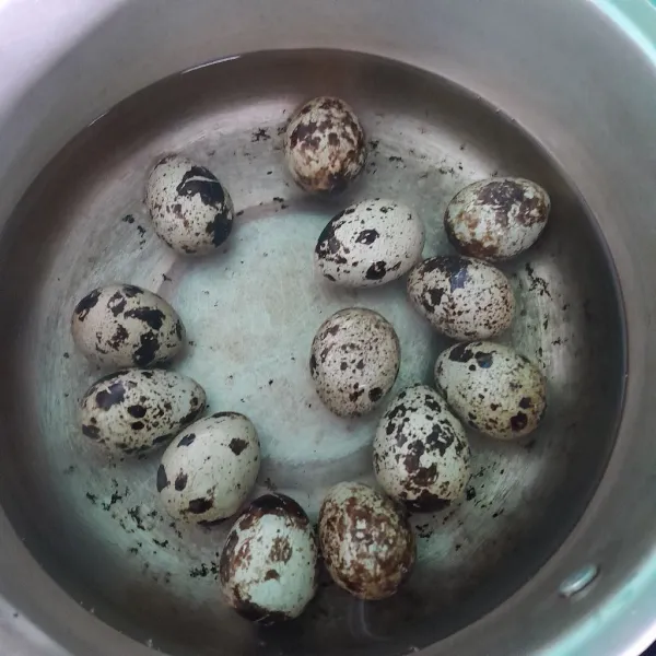 Rebus telur puyuh sampai matang
