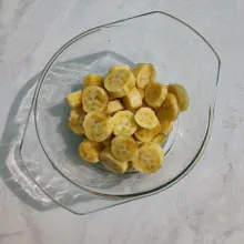 Kupas dan potong-potong pisang.