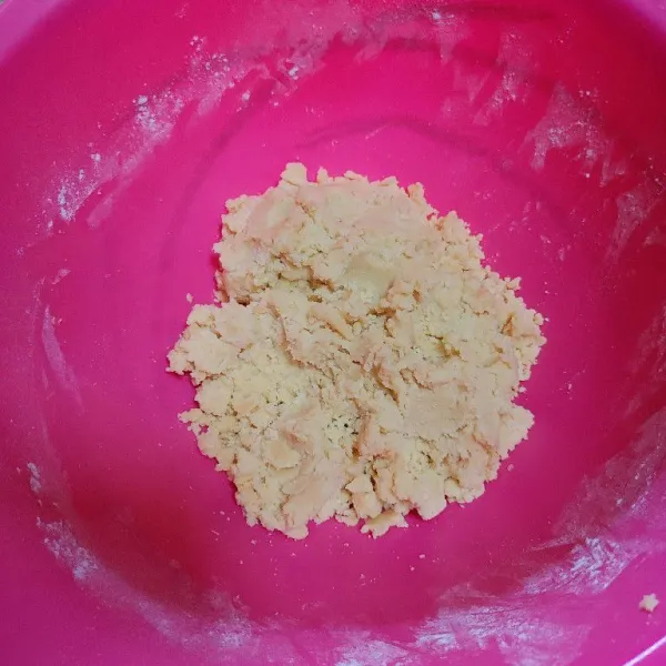 Masukkan tepung terigu, tepung maizena dan baking powder, ayak jadi satu. Lalu uleni hingga tercampur dengan rata.