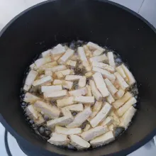 Goreng tahu putih setengah matang, tiriskan.