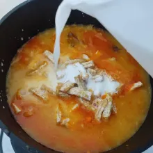 Tambahkan tahu goreng dan santan kental. Kecilkan api, masak sampai mendidih. Jangan lupa diaduk sesekali supaya santan tidak pecah.
