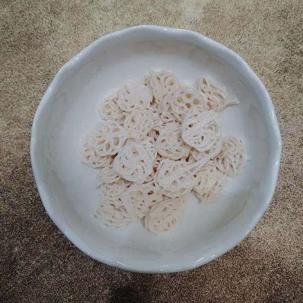 Siapkan kerupuk bulat, cuci terlebih dahulu.