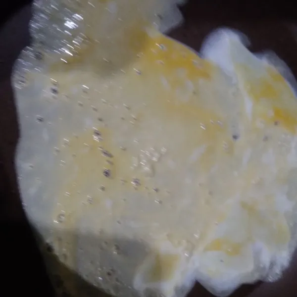 Kocok lepas telur, ambil 1 sdm, lalu buat dadar tipis, ga sempurnapun gapapa.